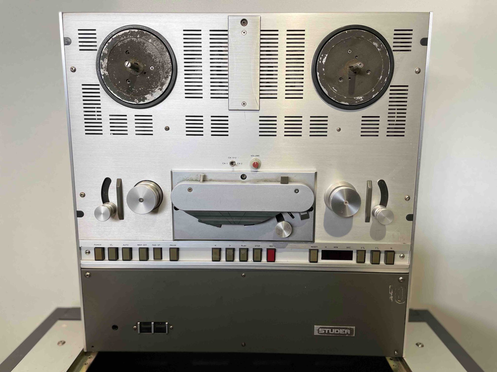 File:Before-and-after image of photo retouche on Studer B67 reel-to-reel  audio tape recorder.jpg - Wikimedia Commons